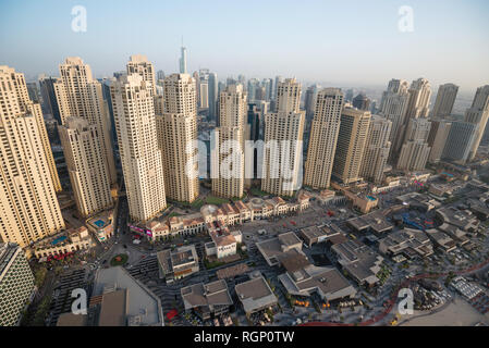 Dubaï, Émirats arabes unis - 16 Février 2018 : Vue aérienne de bâtiments résidentiels à Jumeirah Beach Residence (JBR) À DUBAÏ, ÉMIRATS ARABES UNIS Banque D'Images