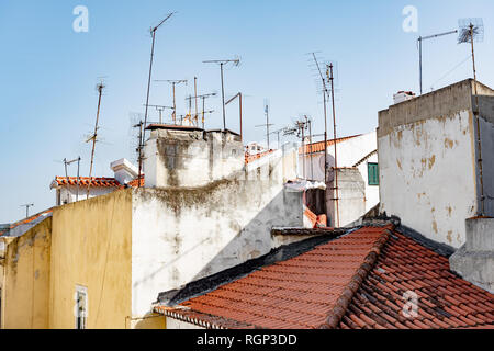 Toits et antennes à Lisbonne sous le soleil de la lumière du jour. Banque D'Images