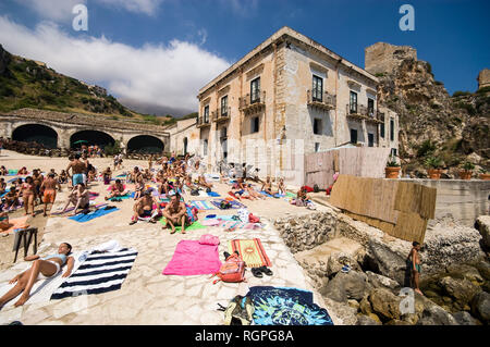 Les gens de profiter de la mer à l'ancien Tonnara, une cité médiévale et de la pêche au thon, lieu de tournage pour le film Ocean's Eleven. Scopello, Sicile. Banque D'Images