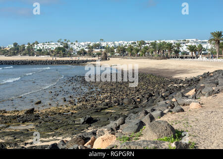 Ouverture des pierres pendant la marée basse. Plage de Costa Teguise. Island Lanzarote, Espagne. Banque D'Images
