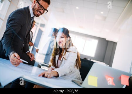 Portrait d'architectes ayant discussion in office Banque D'Images