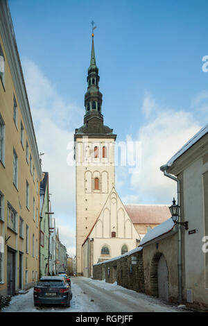 Après-midi d'hiver à St Nicholas church dans la vieille ville de Tallinn, Estonie. Banque D'Images