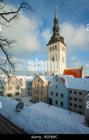 St Nicholas church domine la vieille ville de Tallinn, Estonie en hiver. Banque D'Images