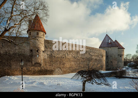 Après-midi d'hiver à Tallinn, Estonie les remparts de la ville. Banque D'Images