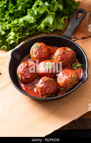 La nourriture épicée bio faits maison meatball en fer moulé sur fond de bois Banque D'Images