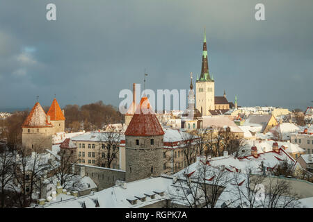 Après-midi d'hiver dans la vieille ville de Tallinn, Estonie. Banque D'Images