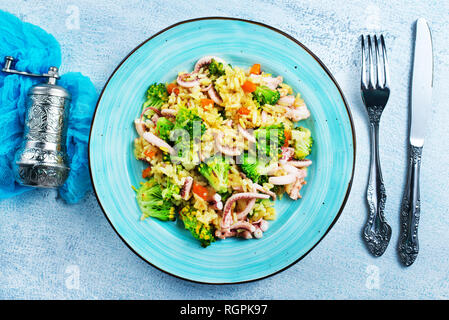 Poêlée de légumes aux fruits de mer, poêlée de brocoli avec Octopus Banque D'Images