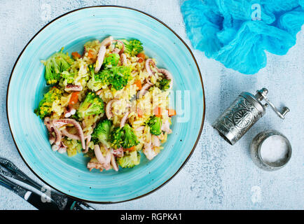 Poêlée de légumes aux fruits de mer, poêlée de brocoli avec Octopus Banque D'Images