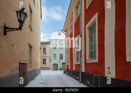 Après-midi d'hiver dans une rue étroite de la vieille ville de Tallinn, Estonie. Banque D'Images