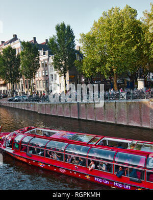 Hop on hop off visite guidée du canal boat, Amsterdam, Pays-Bas, Europe Banque D'Images