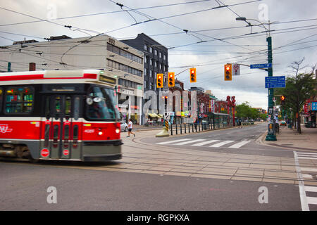 Tramway tramway sur la rue Dundas Ouest, Toronto, Ontario, Canada Banque D'Images