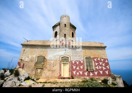 Le emaforo «' (feu) un vieux phare de la marine au sommet du Monte Gallo mountain, Palerme, Sicile, où l'ermite un vieil homme vit maintenant. Banque D'Images