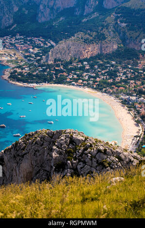 Vue aérienne du golfe de Mondello de Monte Gallo, Palerme, Sicile, Italie. Banque D'Images