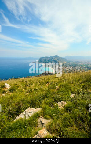 Vue aérienne du golfe de Mondello de Monte Gallo, Palerme, Sicile, Italie. Banque D'Images