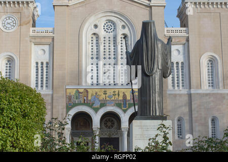 Statue de Constantin XI Paléologue et Église métropolitaine Evangelismos Theotokou en arrière-plan dans le centre d'Athènes Banque D'Images