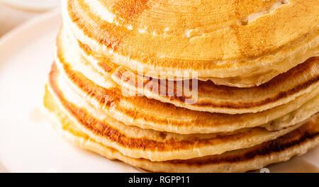 Délicieux petit déjeuner maison avec crêpes, selective focus. Banque D'Images