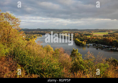 Essen, Rhénanie du Nord-Westphalie, région de la Ruhr, en Allemagne, le Korte cliff est un point de vue privilégié sur le sentier de randonnée de BaldeneySteig au lac Baldeney. Essen, Nord Banque D'Images