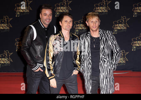 MUSE, Matt Bellamy (chanteur), Chris Wolstenholme (basse), Dominic Howard (batterie) sur le tapis rouge avant la 20ème cérémonie des NRJ Music Awards à Cannes ( Banque D'Images