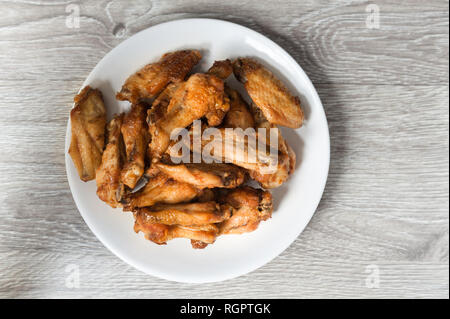 Fried Chiken wings dans la plaque blanche sur fond de bois Banque D'Images