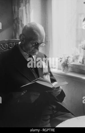 Old Man reading a book, Johann Friedrich Karl May, 1950, Leipzig, Saxe, Allemagne, la RDA Banque D'Images