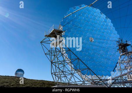 Télescope MAGIC II de la Roque de los Muchachos Observatory avec le Gran Telescopio Canarias en arrière-plan sur La Palma, Canary Islands Banque D'Images