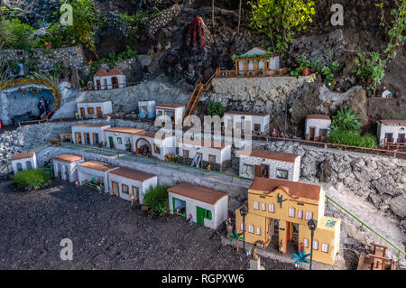 Scène de la nativité avec des répliques de bâtiments locaux dans la région de Las Indias sur La Palma avec leurs fiers builder. Utilisez uniquement éditoriale Banque D'Images