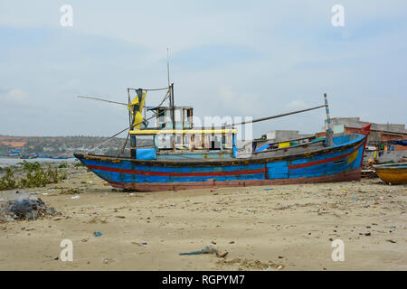 Un vieux bateau de pêche abandonnés dans le village de pêcheurs de Mui Ne, la Province de Binh Thuan, Vietnam Banque D'Images