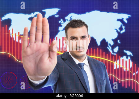 Business man showing palm comme geste d'arrêt en raison de baisse de la bourse avec une baisse rouge graphique et world map background Banque D'Images