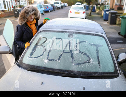 Pic montre : bête de l'Est renvoie à frapper les navetteurs à Londres aujourd'hui bonnettes étaient de glace, et les routes glissantes comme tôt le matin, trajet en voiture Banque D'Images