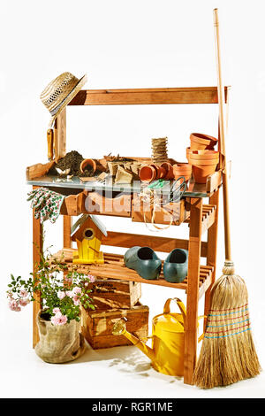 En bois outils de jardinage contre fond blanc Banque D'Images