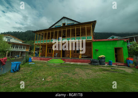 Kullu, Himachal Pradesh, Inde - Août 05, 2018 : Photo de la vie rurale dans l'himalaya - une himachali maison traditionnelle dans la vallée de sainj en face de l'Himala Banque D'Images