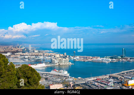 Barcelone, Espagne - 21 janvier 2019 : La vue de château de Montjuic de Barcelone port avec bateaux, chemin de câble, Port Vell Banque D'Images