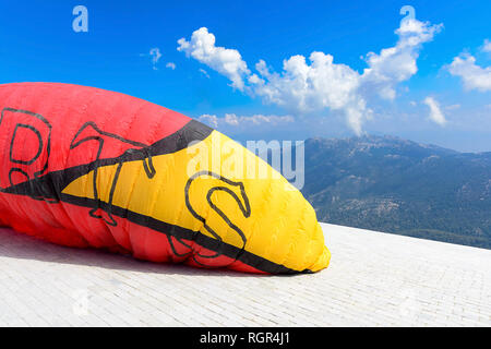 Un fragment d'un parapente rouge et jaune bouder dans le vent Banque D'Images