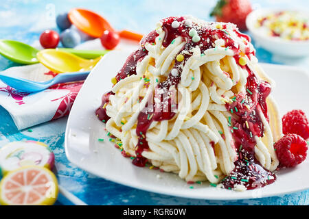 Vue rapprochée de la crème dessert glace spaghetti avec sauce framboise Banque D'Images