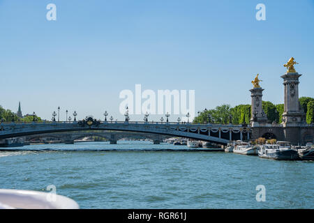 Matin sur le magnifique pont Alexandre III à Paris, France Banque D'Images