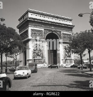 Années 1950, historique, Paris, vue de l'un des plus célèbres de la ville monuments, l'Arc de Triomphe au centre de la Place de i'etoile à l'extrémité ouest de l'Avenue des Champs-Elysées. La plus grande roue au monde, une véritable anglais, construit en l'honneur des victoires de Napoléon. Banque D'Images