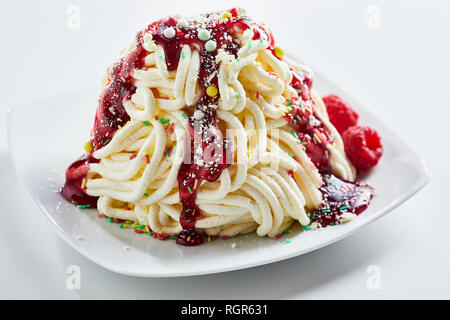 Close up view of spaghetti ice cream dessert avec garniture framboise sucrée Banque D'Images