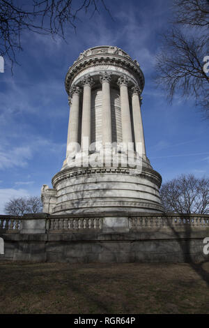 Les soldats et les marins'' Memorial Monument situé sur la 89e Rue et de la promenade Riverside à Riverside Park dans l'Upper West Side de Manhattan, New York City, commémore les soldats de l'Armée de l'Union et les marins qui ont servi dans la guerre civile américaine. C'est une version agrandie de l'Choragic Monument de Lysicrates à Athènes, et a été conçu par la firme de Stoughton & Stoughton avec Paul E. M. DuBoy. Banque D'Images