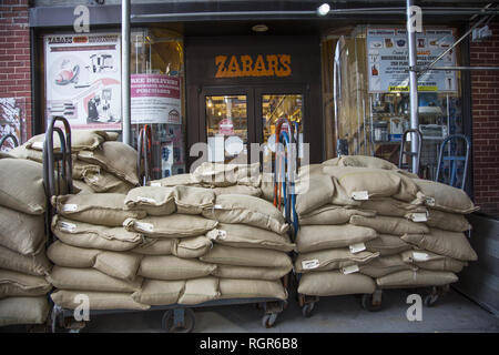Le fameux Zabar's specialty food magasin reçoit un envoi de centaines de livres de café régulièrement le long de Broadway sur l'Upper West Side de Manhattan. La ville de New York. Banque D'Images
