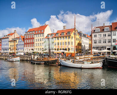 23 Septembre 2018 : Copenhague, Danemark - Les quais de Nyhavn, anciennement un port de travail et maintenant une zone touristique et de loisirs avec centre historique... Banque D'Images