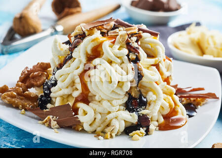 Vue rapprochée de la crème dessert glace spaghetti avec sauce caramel caramel et noix Banque D'Images