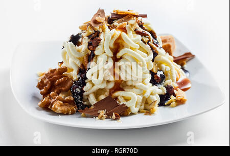 Close up view of spaghetti ice cream dessert au chocolat avec garniture noyer Banque D'Images