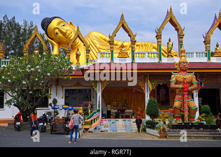 Goldener liegender Buddha, Tempel Wat Sri Sunthon, Phuket, Thailand Banque D'Images