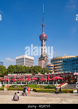 1 décembre 2018 : Shanghai, Chine - café sur la rive est de la rivière Huangpu, Pudong, Shanghai, avec un paysage dominé par l'Oriental Pearl Tower. Banque D'Images