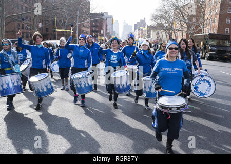 Membres du Tambour Tambour Fogo Azul Ligne leur chemin jusqu'à la 3ème Avenue Les Trois Rois Day Parade en espagnol Harlem, New York City. Banque D'Images