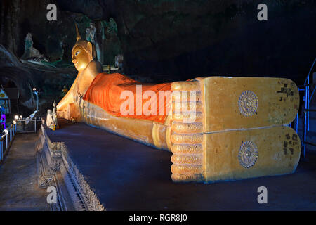 Goldener liegender Buddha, Hoehlentempel Wat Tham Suwan Khuha, Phang Nga, Thaïlande Banque D'Images