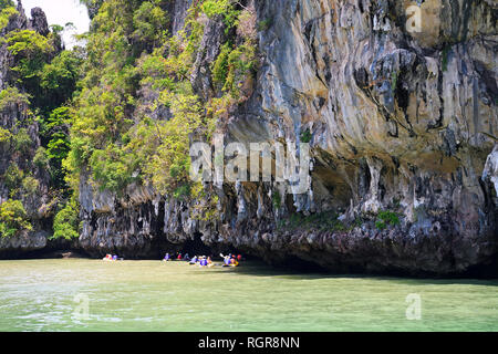 Touristen, erodierte Kalksteinfelsen mit Kanu, Bucht von Phang Nga, Thaïlande Banque D'Images