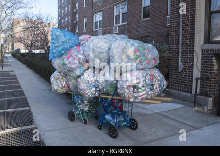 Le panier d'un peut et collecteur de bouteilles sur la rue le long de l'avenue McDonald sur sa façon de les encaisser dans pour de l'argent à Brooklyn, New York. Banque D'Images