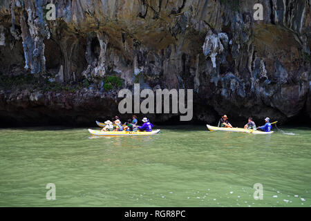 Touristen, erodierte Kalksteinfelsen mit Kanu, Bucht von Phang Nga, Thaïlande Banque D'Images