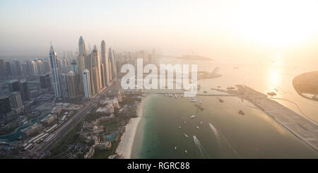 Dubaï, Émirats arabes unis - 16 Février 2018 : Vue aérienne de la Palm Jumeirah à Dubai, UAE au crépuscule Banque D'Images